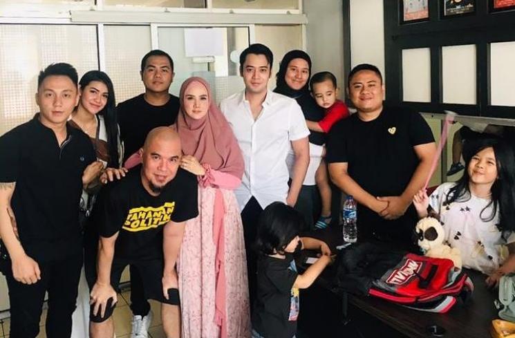 Kriss Hatta bersama Ahmad Dhani sata di LP Cipinang. [Instagram @krisshatta07]