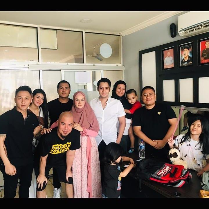 Kriss Hatta bersama Ahmad Dhani sata di LP Cipinang. [Instagram @krisshatta07]