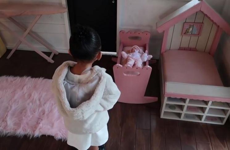 Stormi Webster diberi hadiah rumah. (Youtube/KylieJenner)