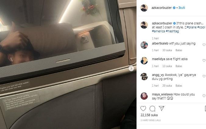 Azka Corbuzier posting fotonya di dalam pesawat.