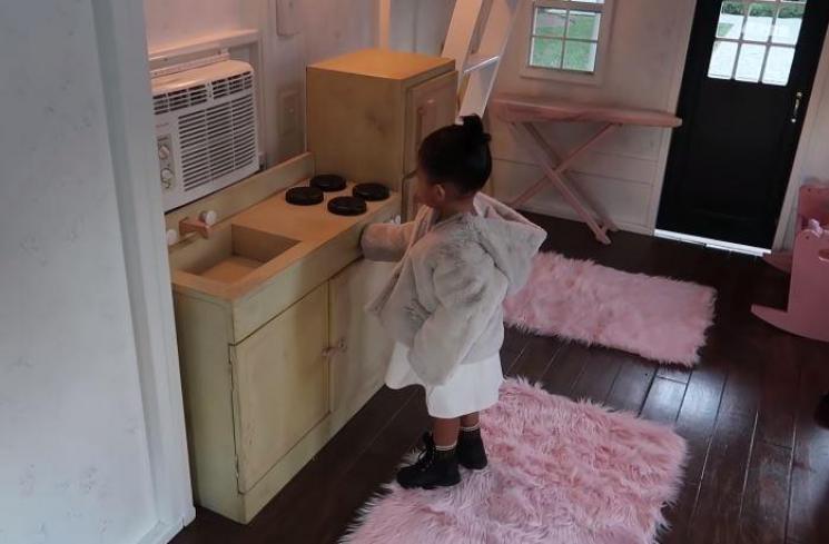 Stormi Webster diberi hadiah rumah. (Youtube/KylieJenner)