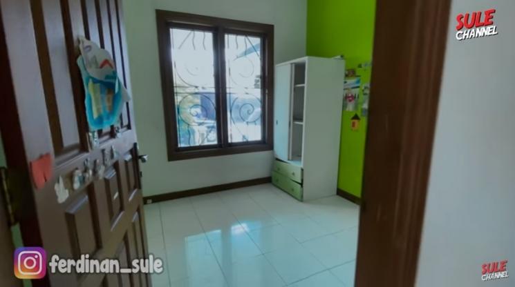 Potret rumah baru Putri Delina hadiah dari Sule. (YouTube/Sule Channel)
