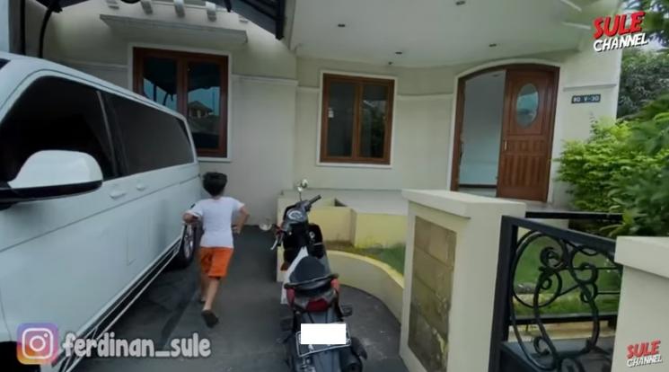 Potret rumah baru Putri Delina hadiah dari Sule. (YouTube/Sule Channel)