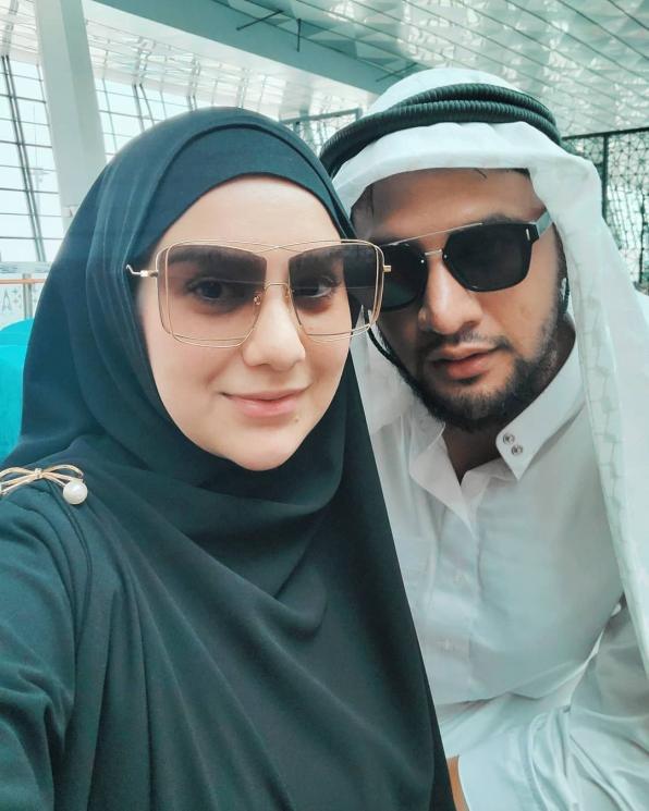 Irish Bella dan Ammar Zoni umrah. (Instagram/@_irishbella_)