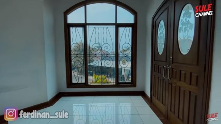 Potret rumah baru Putri Delina hadiah dari Sule. (YouTube/Sule Channel)