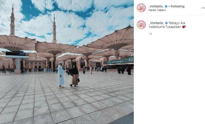 Irish Bella dan Ammar Zoni umrah. (Instagram/@_irishbella_)