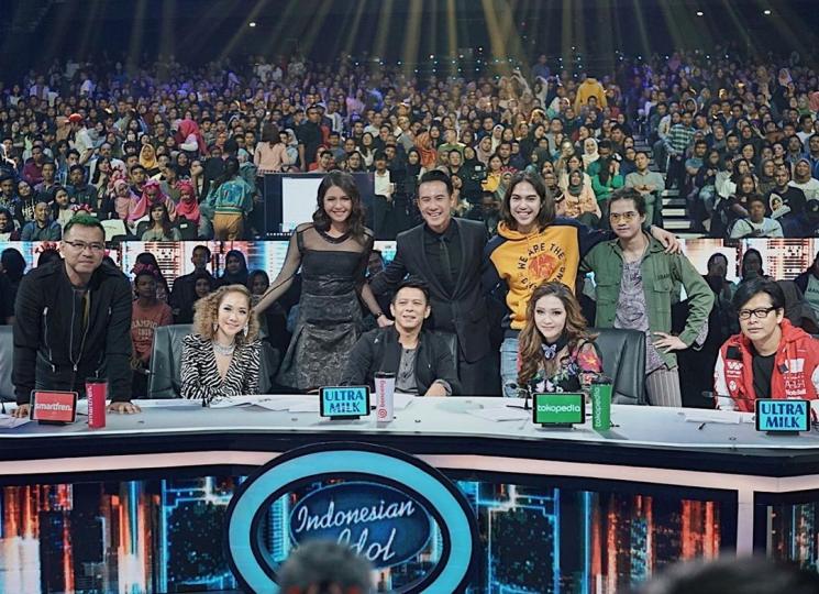 El Rumi foto bareng Maia Estianty dan juri Indonesian Idol. [Instagram]