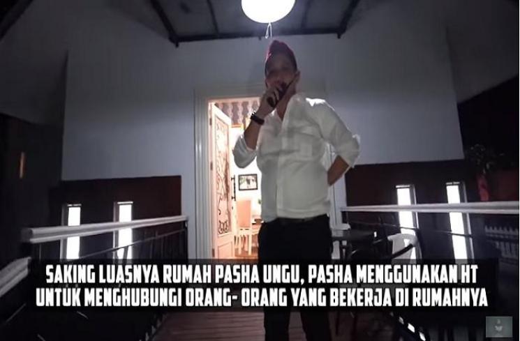 Pasha Ungu pakai HT untuk berkomunikasi dengan para pegawainya (Tangkapan layar YouTube channel Crazy Nikmir REAL)