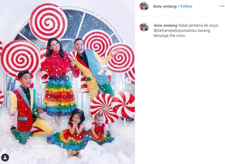 Natal pertama Betrand Peto dan Keluarga Ruben Onsu (Instagram/@dwie_endang)