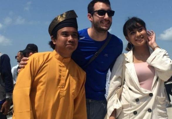 Awkarin didampingi bule Kolombia saat saksikan gerhana matahari cincin. [Batamnews.com]