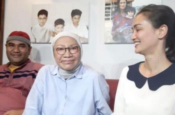 Foto Digenggam Erat Atiqah Hasiholan, Kuku Tangan Ratna Sarumpaet Disorot