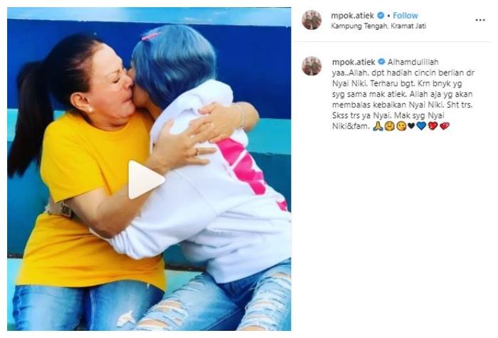 Mpok Atiek dan Nikita Mirzani. (Instagram/@mpok.atiek)