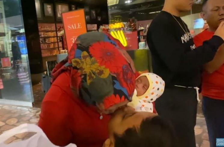 Lina mencium Ferdinan. (Youtube/PutriDelina)