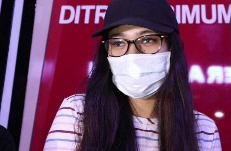PA (23), perempuan yang ditangkap dalam kasus prostitusi online di Jawa Timur mengakui sebagai finalis Putri Pariwisata Indonesia 2016. (Suara.com/Achmad Ali)