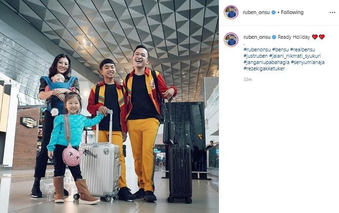 Ruben Onsu dan Betrand Peto pakai baju samaan. (Instagram/@ruben_onsu)