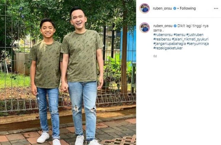 Ruben Onsu dan Betrand Peto pakai baju samaan. (Instagram/@ruben_onsu)