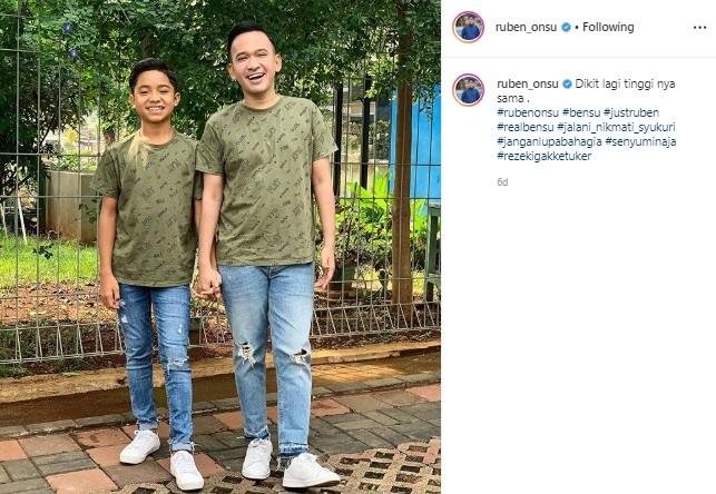 Ruben Onsu dan Betrand Peto pakai baju samaan. (Instagram/@ruben_onsu)