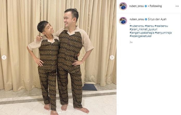 Ruben Onsu dan Betrand Peto pakai baju samaan. (Instagram/@ruben_onsu)