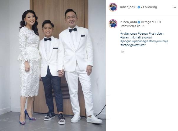 Ruben Onsu dan Betrand Peto pakai baju samaan. (Instagram/@ruben_onsu)