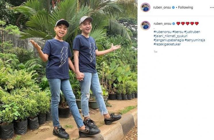 Ruben Onsu dan Betrand Peto pakai baju samaan. (Instagram/@ruben_onsu)