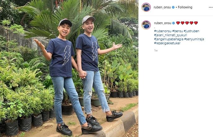 Ruben Onsu dan Betrand Peto pakai baju samaan. (Instagram/@ruben_onsu)