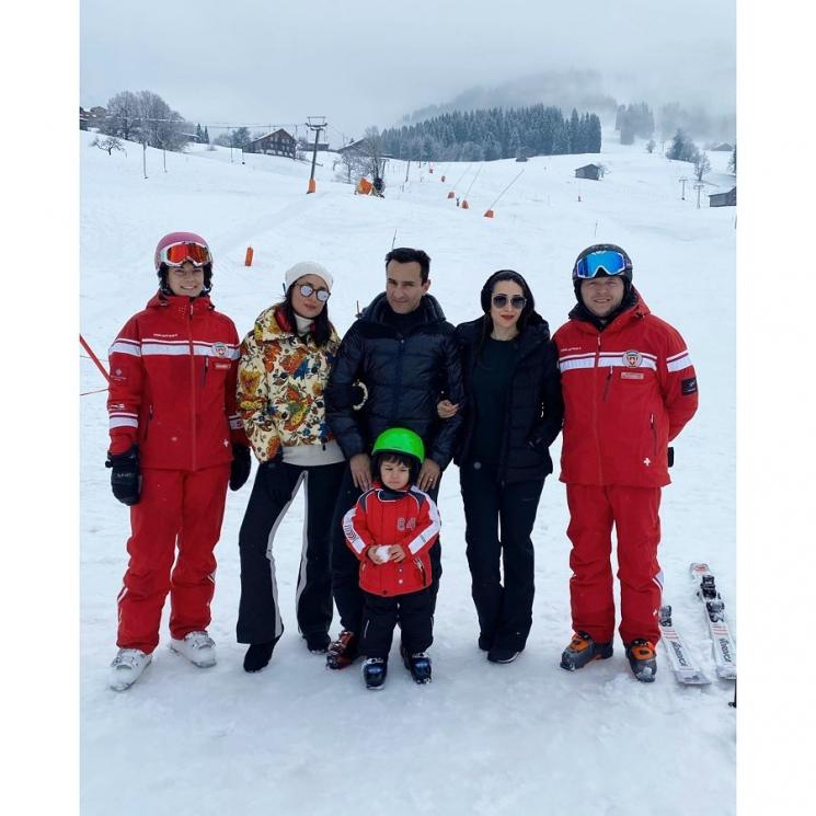 Keluarga Kareena Kapoor liburan di Swiss (Instagram/@therealkarismakapoor)