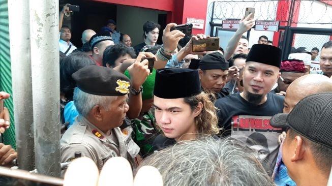 Suasana Ahmad Dhani bebas dari Rutan Cipinang [MataMata.com/Herwanto]