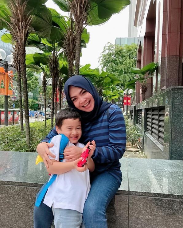 Rieta Amilia dan Rafathar. (Instagram/@rieta_amilia)