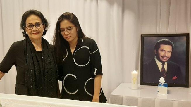 Rina Hasyim dan Cantika Abigail saat melihat mendiang Chis Pattikawa [MataMata.com/Evi]