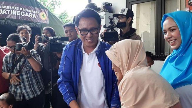Eko Patrio Sambangi Korban Banjir di Kawasan Bidara Cina. (MataMata.com/Yuliani)