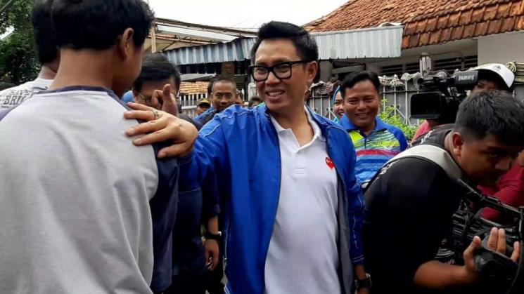 Eko Patrio Sambangi Korban Banjir di Kawasan Bidara Cina. (MataMata.com/Yuliani)