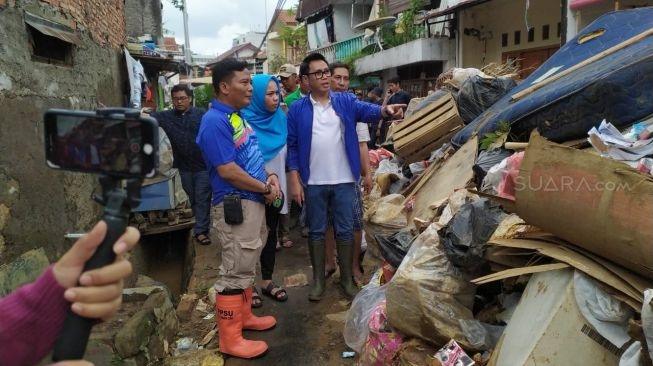 Eko Patrio Sambangi Korban Banjir di Kawasan Bidara Cina. (MataMata.com/Yuliani)