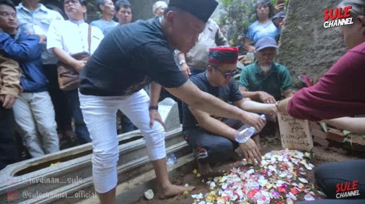 Momen Haru Sule Makamkan Mantan Istri. (YouTube/SULE Channel)