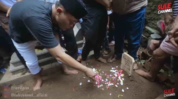 Momen Haru Sule Makamkan Mantan Istri. (YouTube/SULE Channel)