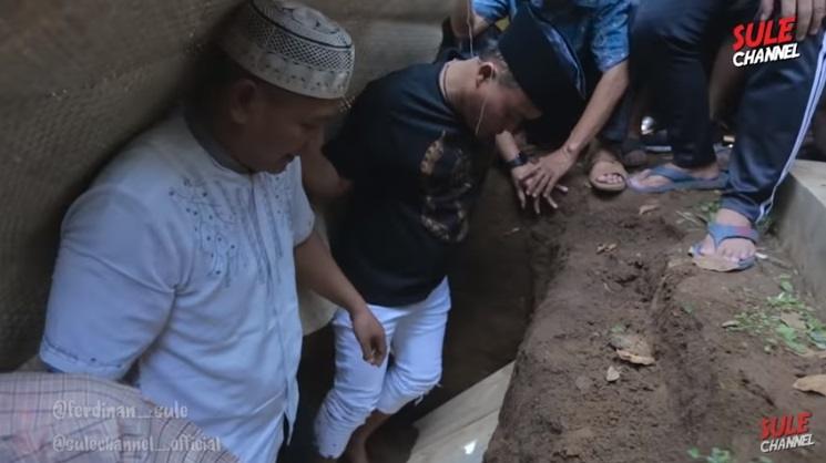 Momen Haru Sule Makamkan Mantan Istri. (YouTube/SULE Channel)