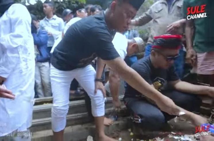 Momen Haru Sule Makamkan Mantan Istri. (YouTube/SULE Channel)