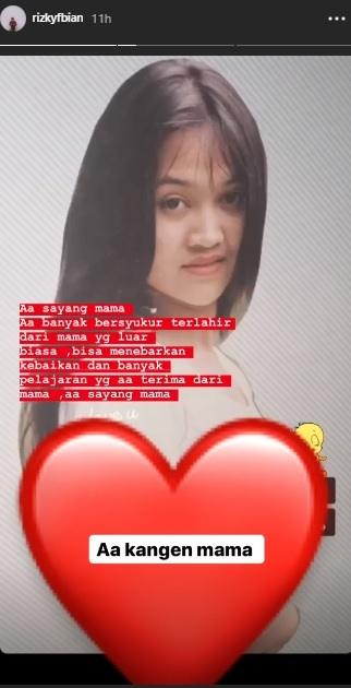 Rizky Febian kenang mendiang ibunya, Lina. (Instagram/@rizkyfbian)