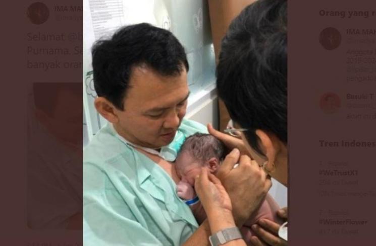 Ahok gendong bayinya. (Twitter/@imadya)