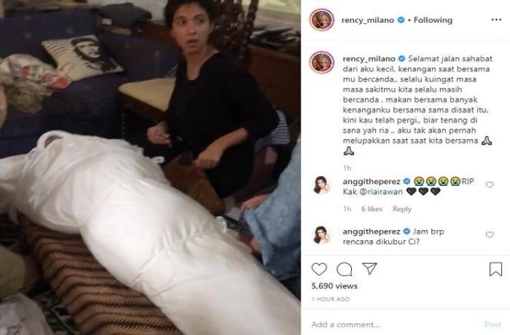 Jenazah Ria Irawan dikafani (Instagram @rency_milano)