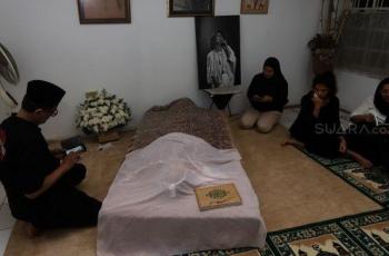 Banyak Rekan Artis Melayat di Rumah Duka Ria Irawan
