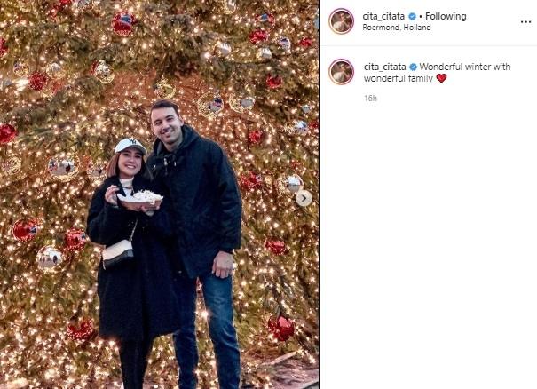 Kebersamaan Cita Citata dan Keluarga Pacar Bulenya. (Instagram/@cita_citata)