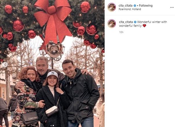 Kebersamaan Cita Citata dan Keluarga Pacar Bulenya. (Instagram/@cita_citata)