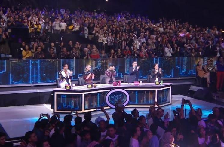Juri Indonesian Idol standing ovation. (Youtube/IndonesianIdol)