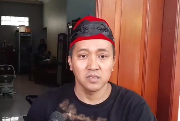 Teddy suami Lina gendong bayinya saat digeledah polisi. (Matamata.com/Herwanto)