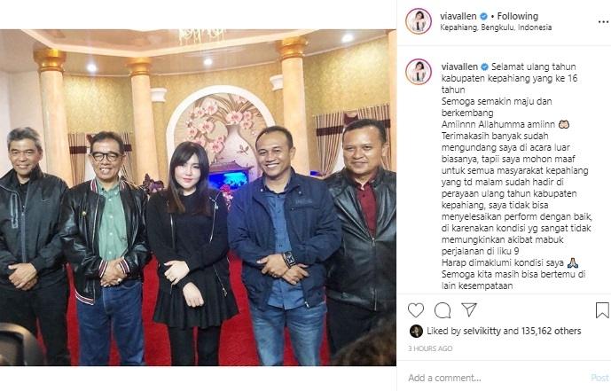 Via Vallen beri penjelasan soal tragedi pingsan di panggung. (Instagram/@viavallen)