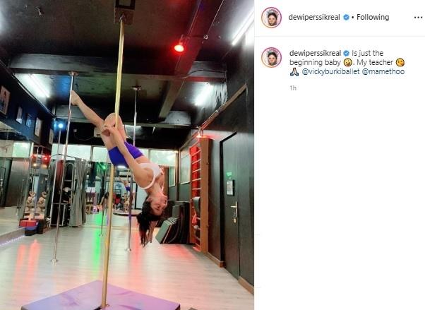 Dewi Perssik latihan pole dance. (Instagram/@dewiperssikreal)