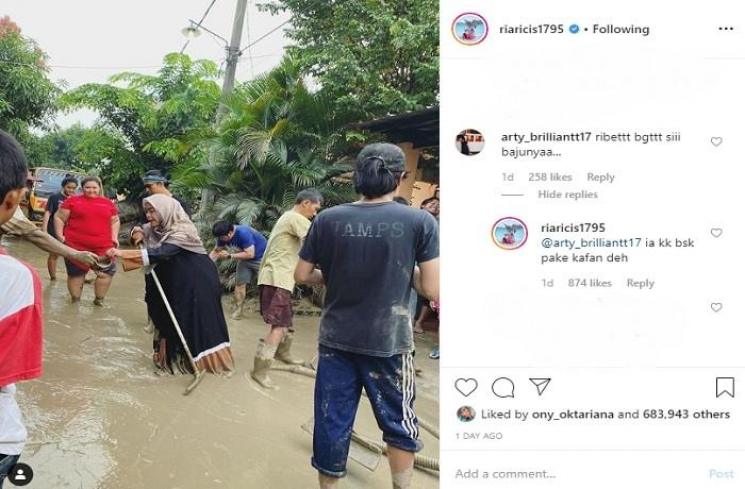 Ria Ricis sedang membantu korban banjir (Instagram @riaricis1795)