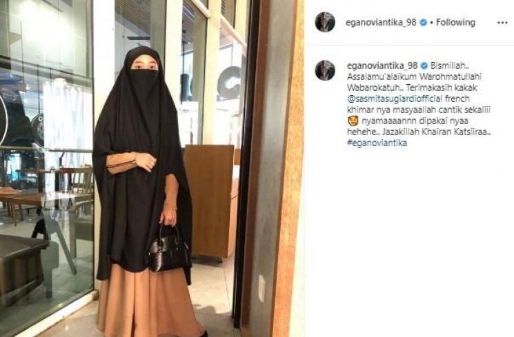 Ega Noviantika bercadar. (Instagram/@eganoviantika_98)