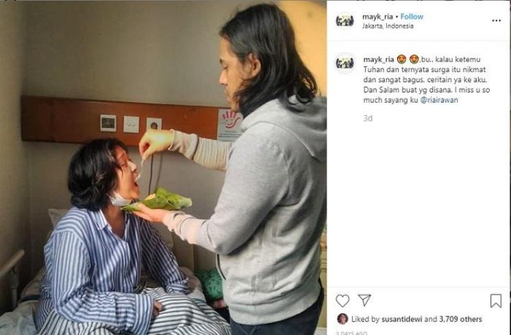Mayky Wongkar sedang menyuapi Ria Irawan (Instagram @mayk_ria)
