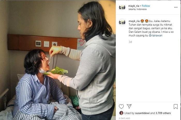 Mayky Wongkar sedang menyuapi Ria Irawan (Instagram @mayk_ria)